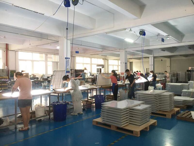 Dentro de nuestro ajetreado taller: Elaboración de soluciones premium de cajas de luz LED