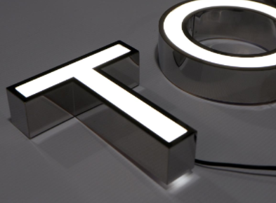 ¿Cuál es la diferencia entre una letra corpórea iluminada frontalmente y una iluminada con halo?