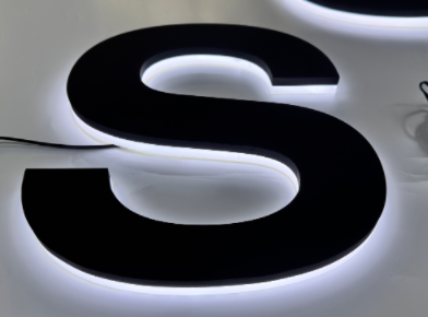 Letrero luminoso LED con letras corpóreas para publicidad exterior.