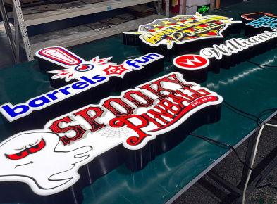 Letreros LED acrílicos personalizados con logotipo: Exhibición de producción en serie de fábrica